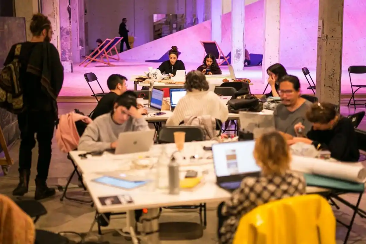 CONVOCATORIA INTERNACIONAL.La residencia tendrá una duración de 12 meses y deberá incluir actividades públicas que permitan compartir avances y resultados con la comunidad. / MEDIALAB MATADERO