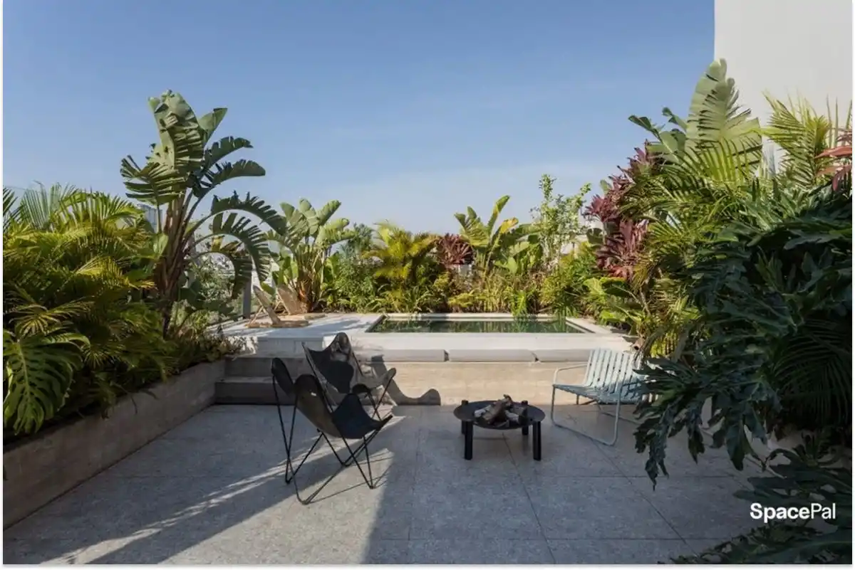 ESPACIOS ABIERTOS. Los jardines con pileta y áreas verdes son los ambientes más buscados para eventos y sesiones de fotos.