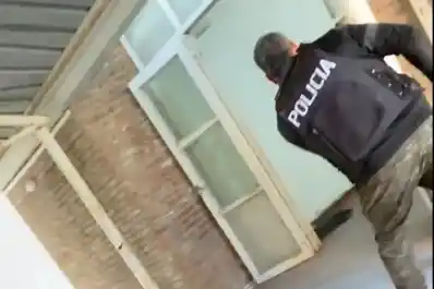 Video: una alumna de 14 años se atrincheró con un arma en su escuela y realizó disparos
