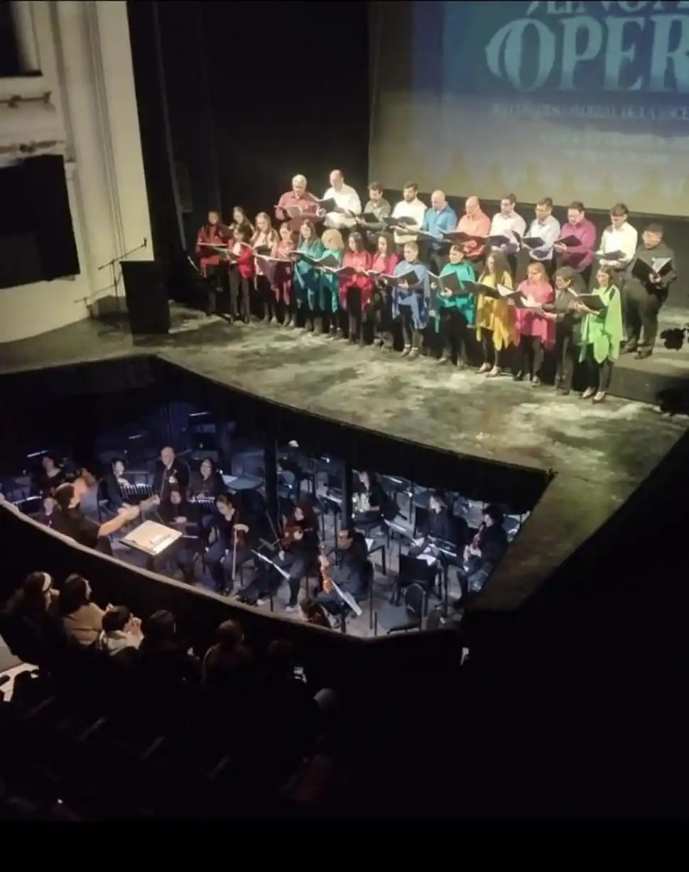 VOCES EN ESCENA. Los coros Opus Producciones Lírica y Sine Nomine, dirigidos por Myriam Gómez, y la orquesta juvenil Aurora abrieron el evento.
