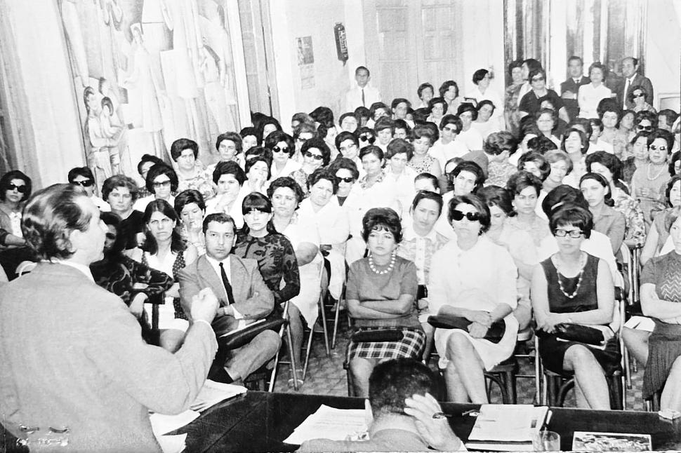 EN ACCIÓN. Isauro Arancibia se dirige a las maestras durante un plenario de ATEP, en noviembre de 1969.