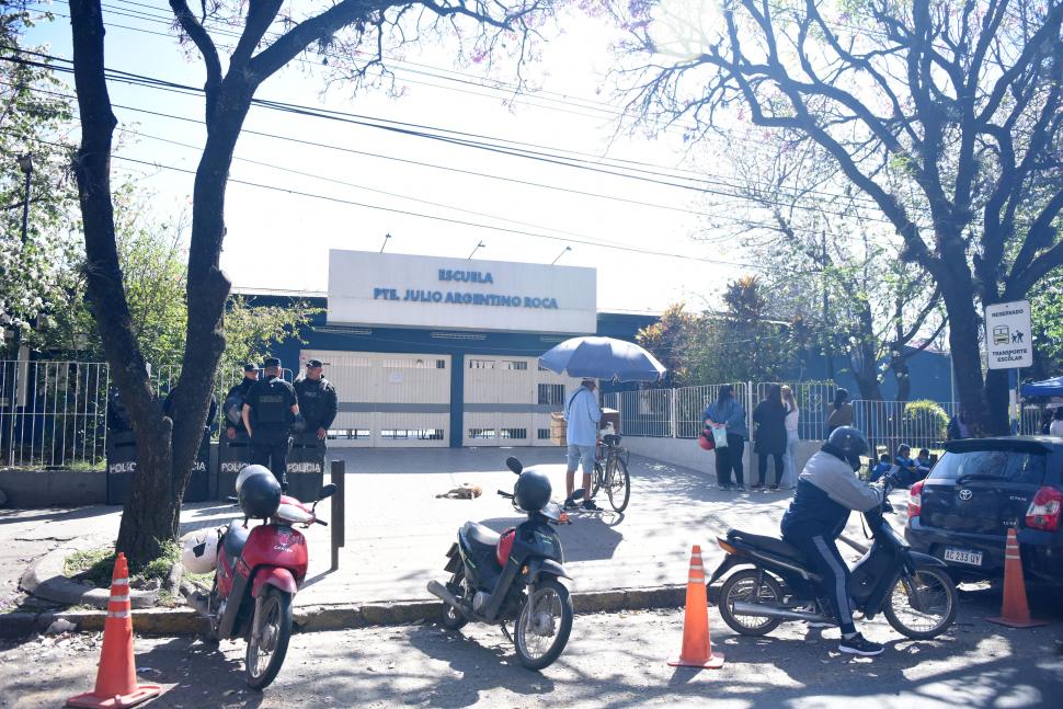 CONSIGNA POLICIAL. Los efectivos se presentaron frente a la institución.