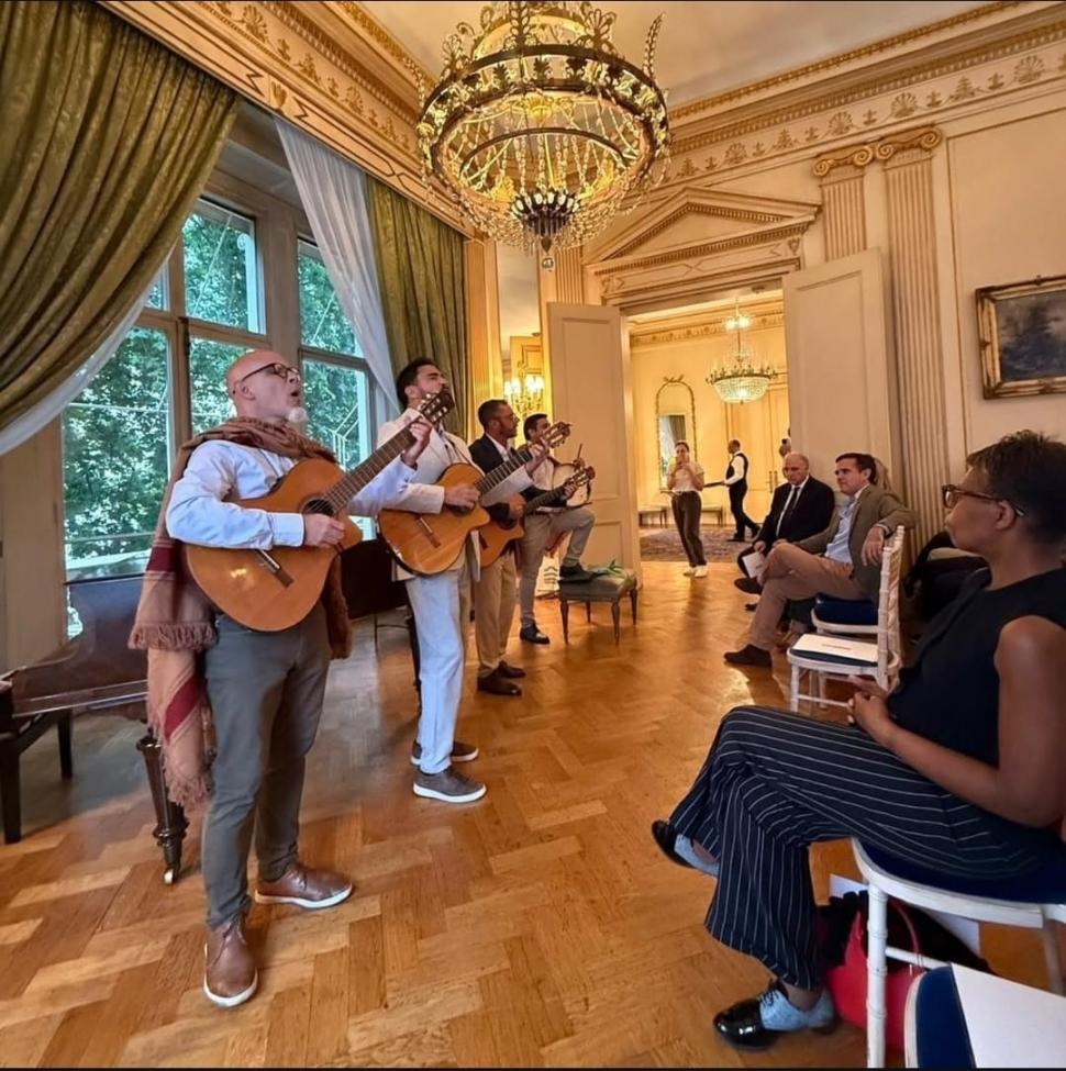 EUROPA. El grupo durante su show en la embajada argentina en Londres.