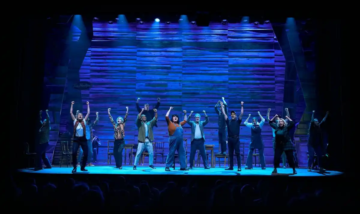 ELENCO. Todos los actores en el escenario del musical 