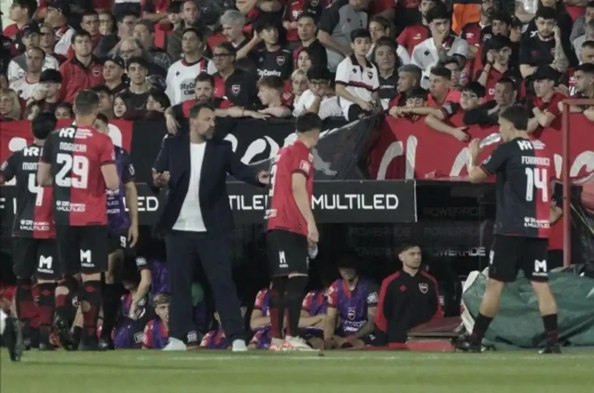 Fabbiani, DT de Newell's, realizará cambios para el partido contra Atlético.