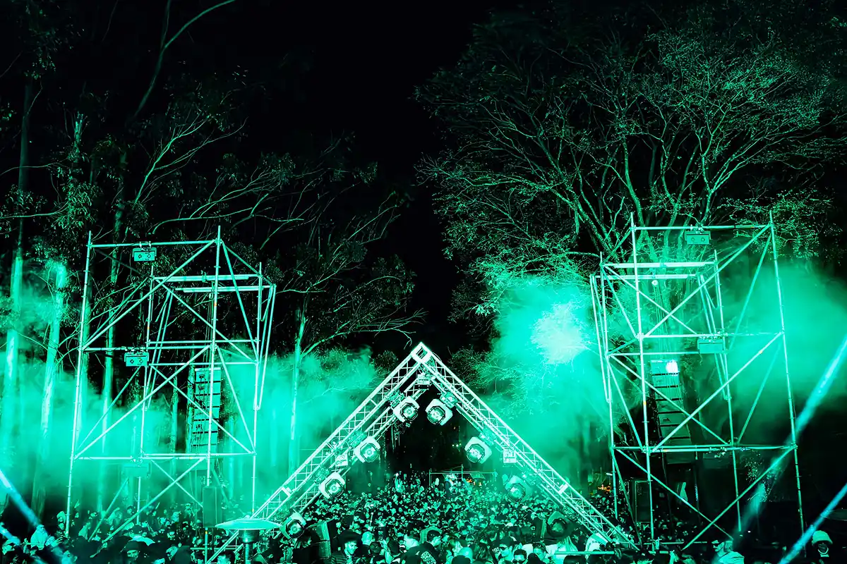 FIESTA ELECTRÓNICA. El Bosque Atahualpa Yupanqui se transformó en escenario de una noche que combinó naturaleza, tecnología y la música de Facundo Mohrr y Agustín Giri.