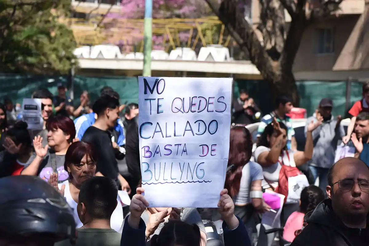 PROTESTA. Manifestantes se reunieron el miércoles frente a la escuela Roca, a la que asistía la niña que intento suicidarse.