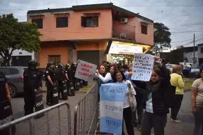 Jubilados y familiares de personas con discapacidad protestaron contra el Gobierno de Milei en Villa Luján