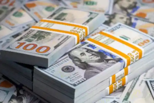 Tensión cambiaria: el dólar oficial sube $15 y se acerca al techo de la banda de flotación