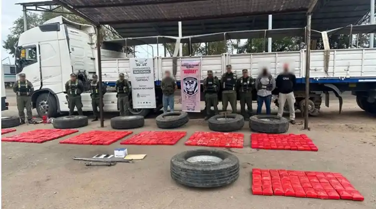 OPERATIVO. En Senda Hachada, gendarmes secuestraron 417 kilos de cocaína que partieron de Salta, pasaron por Jujuy e iban a Santiago del Estero..