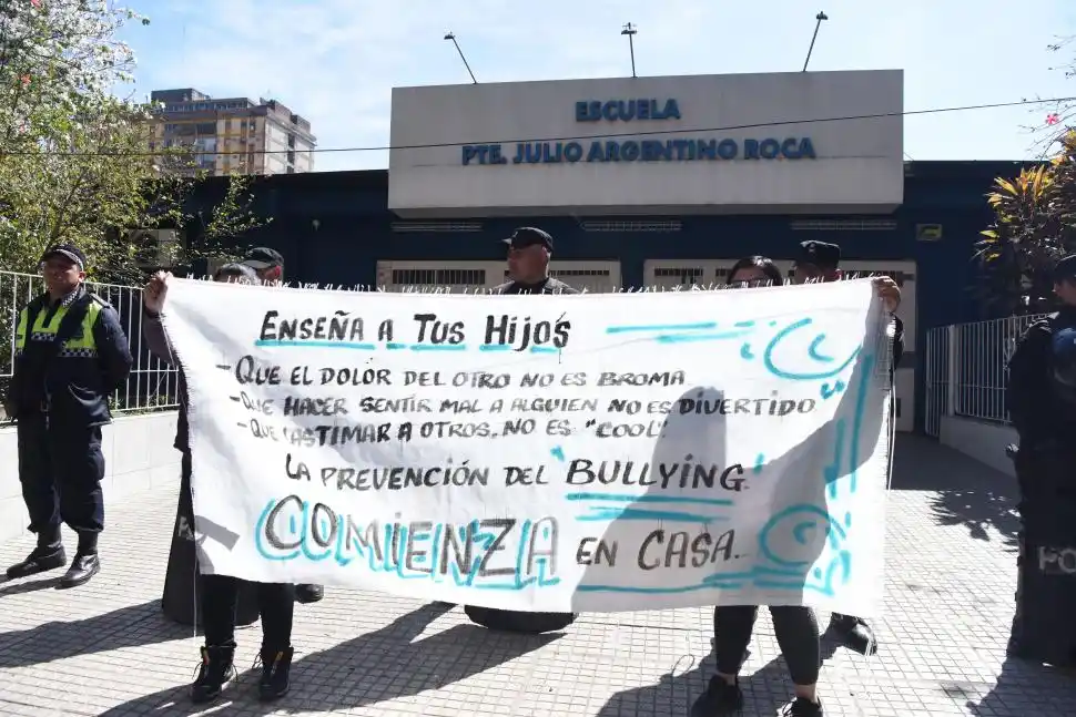 BASTA DE BULLYING. Prevenir los acosos escolares fue el pedido de los padres, alumnos y allegados a la alumna hospitalizada por intento de suicidio.