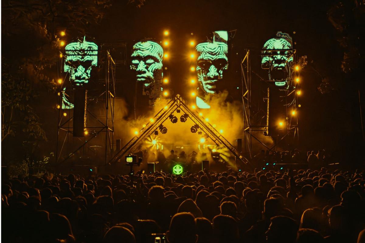 FIESTA ELECTRÓNICA. El Bosque Atahualpa Yupanqui se transformó en escenario de una noche que combinó naturaleza, tecnología y la música de Facundo Mohrr y Agustín Giri.