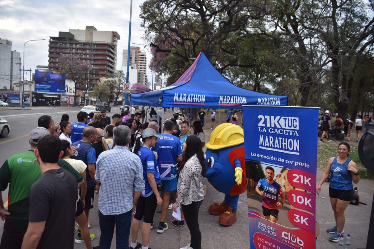 UNA MULTITUD. Varios runners se acercaron al gazebo para retirar los insumos y continuar con su entrenamiento.