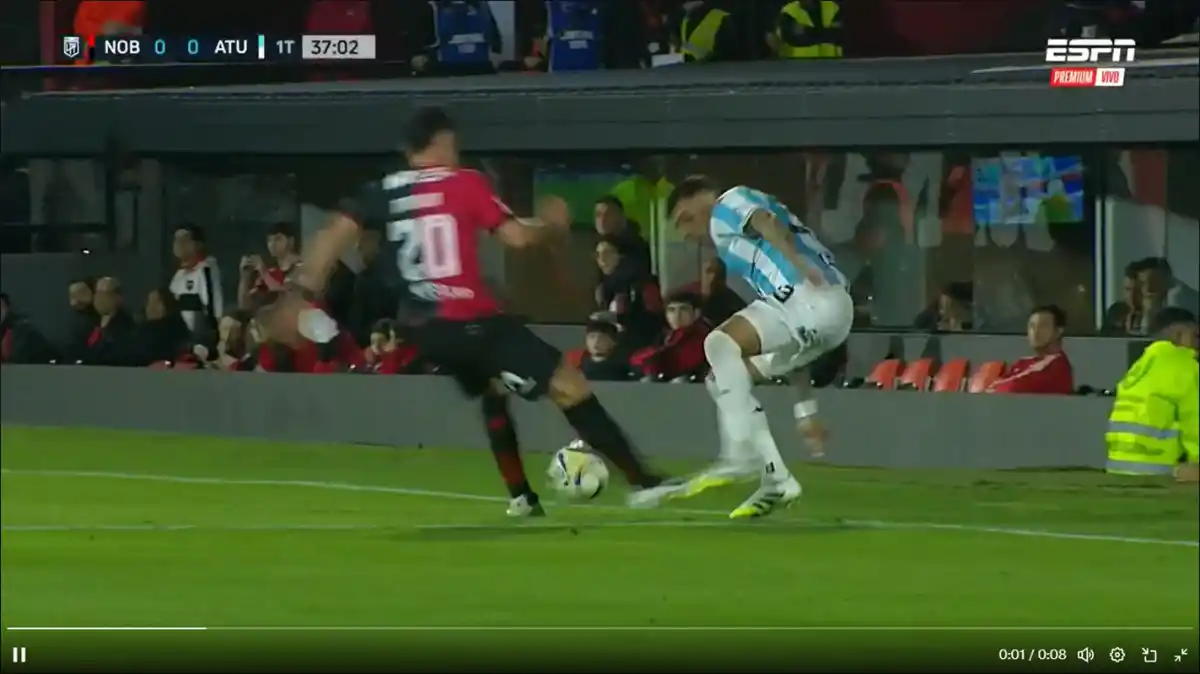 Miguel Brizuela le hizo un caño a Gonzalo Maroni.