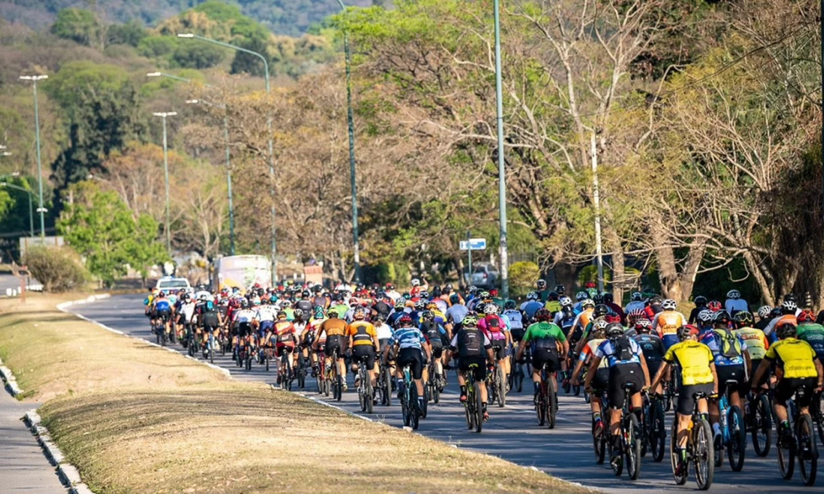El pelotón avanza por avenida Aconquija rumbo al cerro San Javier, uno de los tramos más exigentes de la Batalla de Tucumán MTB.
