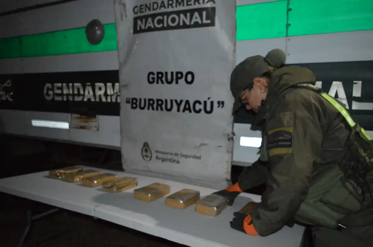 CONTROL. Una gendarme acomoda los nueve kilos de cocaína que eran transportadas a Buenos Aires.