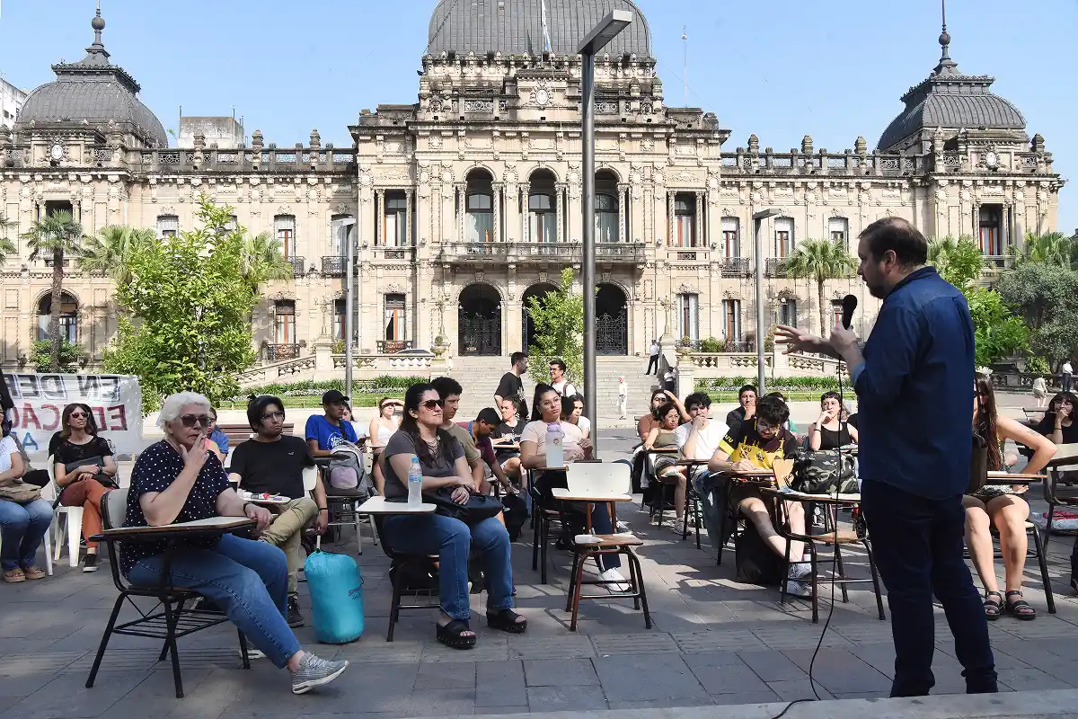 DOCENTES ARGENTINOS. El informe sobre estatus docente revela que los profesores reciben poco reconocimiento social y respeto frente a otras profesiones. / ARCHIVO LA GACETA