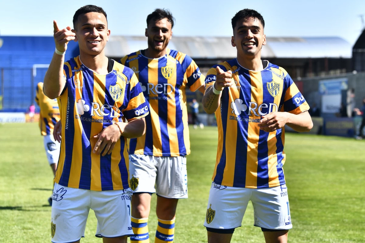 FESTEJO. Federico Bisanz, Tomás Rojas y Nicolás Medina celebran el triunfo contra Güemes de Santiago del Estero.