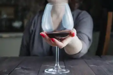 ¿Se cae un mito? La “copita diaria de vino” no sería buena para el corazón