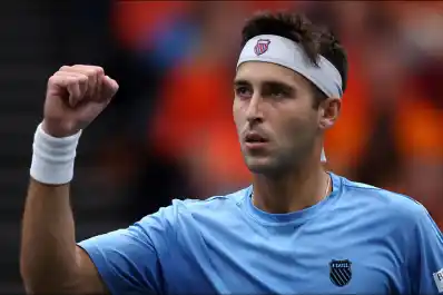Tomás Etcheverry abrió la serie con una victoria y Argentina lidera la Copa Davis ante Países Bajos