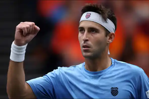 Tomás Etcheverry abrió la serie con una victoria y Argentina lidera la Copa Davis ante Países Bajos