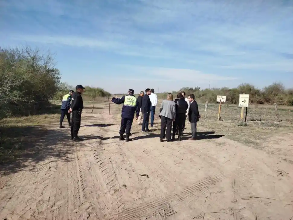 EN LEALES. Funcionarios de diferentes áreas del Estado antes de tomar posesión de las 145 hectáreas.