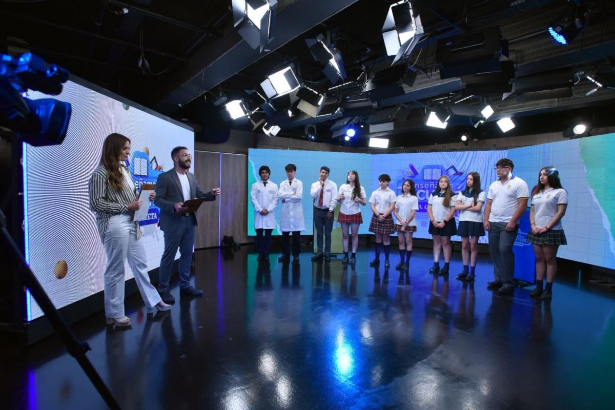 ANTES DE EMPEZAR. Carolina Servetto y los participantes en el estudio de LG Play, minutos previos al inicio del programa. LA GACETA / FOTO DE DIEGO ARÁOZ