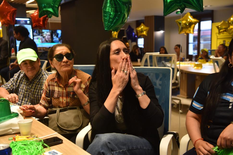 TENSIÓN. Los padres y abuela de los ganadores de la jornada.