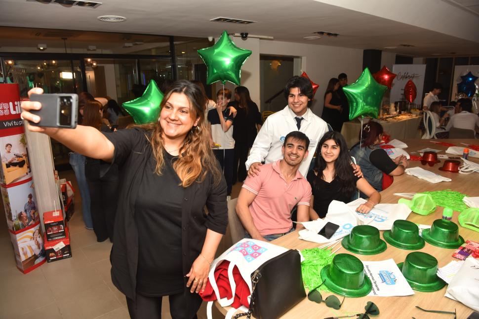 SELFIE PARA EL RECUERDO. Javier junto a sus seres queridos en el sector verde que representó a su escuela.