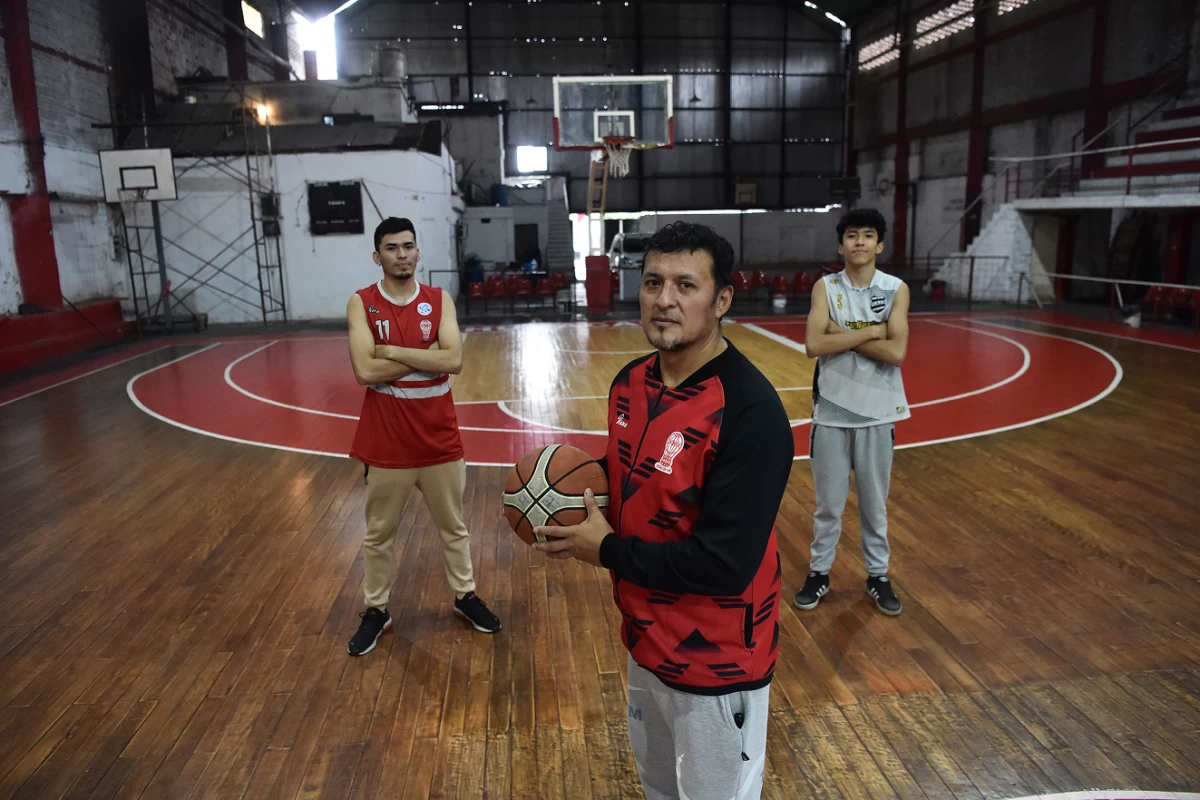 Carlos Fernández junto a sus hijos Carlos y Lautaro 