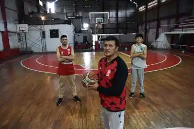 La pelota siempre pica en casa: la historia de los Fernández y Huracán BB