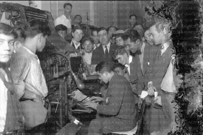 Recuerdos fotográficos: 1930. “El Torito de Mataderos” practica en la linotipo de LA GACETA