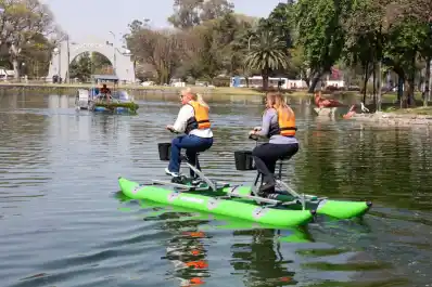 Video: el lago San Miguel estrena bicis acuáticas en el parque 9 de Julio