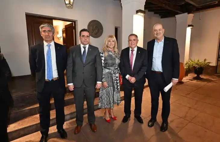 EN CEBIL REDONDO. José Frías Silva (h), Lisandro Catalán, la intendenta Rossana Chahla, Osvaldo Jaldo y Federico Sturzenegger postan en la Rural.
