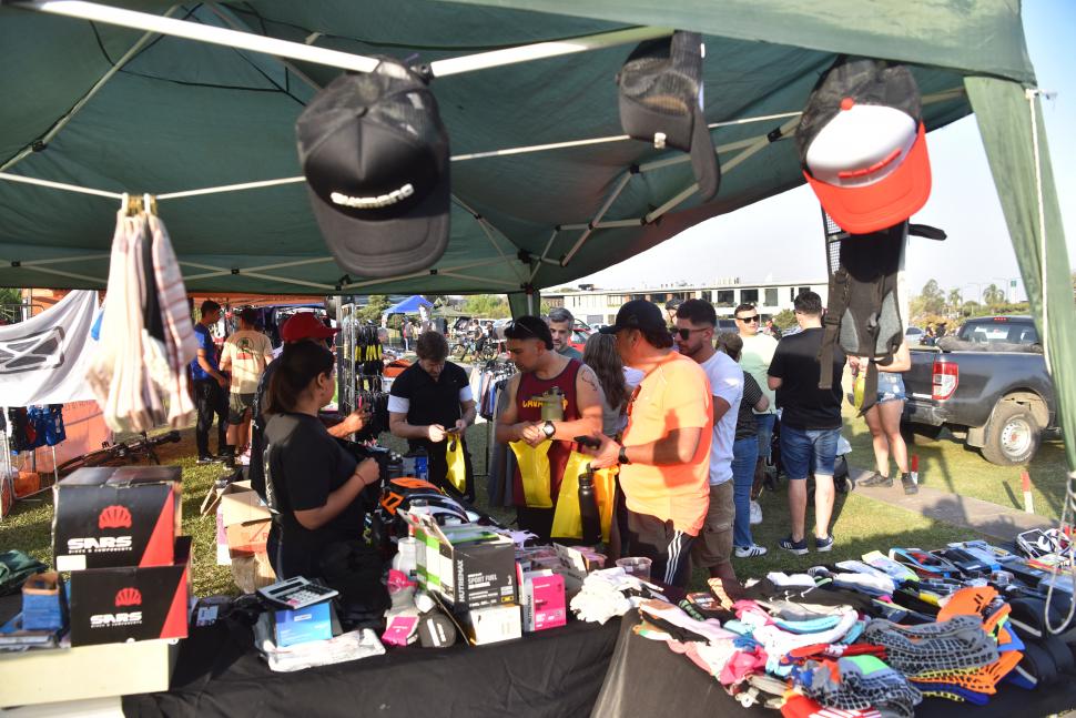 STAND. Además de acreditarse, los ciclistas recorrieron los puestos de la expo.