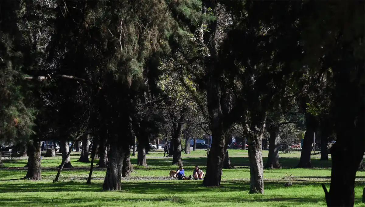 CÁLIDO. El domingo estará mayormente nublado pero la temperatura subirá al menos hasta los 26 °C. 