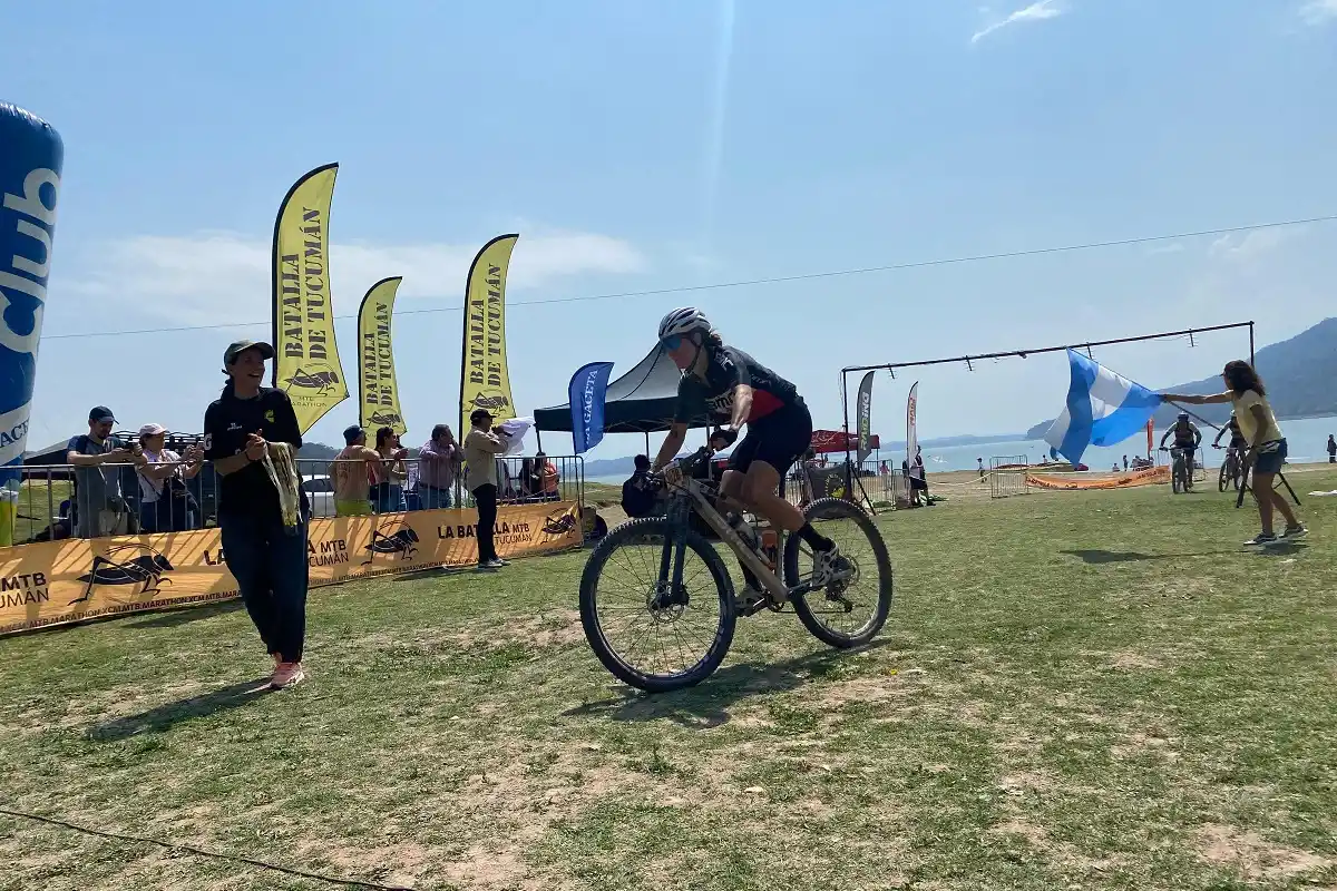 Bici, cerros y mucho sol en el Batalla de Tucumán