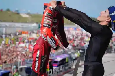 Marc Márquez celebró “a lo Messi” su victoria en Misano y quedó a un paso de la séptima corona de MotoGP