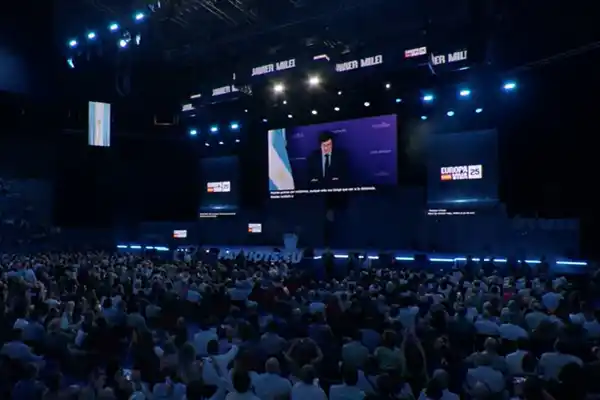 Javier Milei habló por video en el evento de Vox en Madrid y se comparó con el activista Charlie Kirk