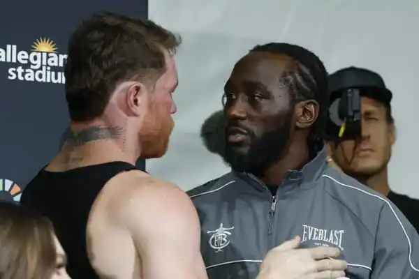 El noble gesto de Terence Crawford con Canelo tras arrebatarle todos los cinturones