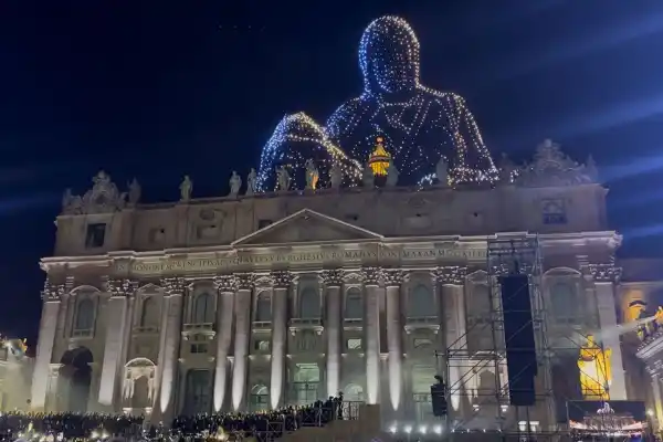 El Vaticano como nunca se vio: Música, drones y 300.000 personas en la Plaza de San Pedro