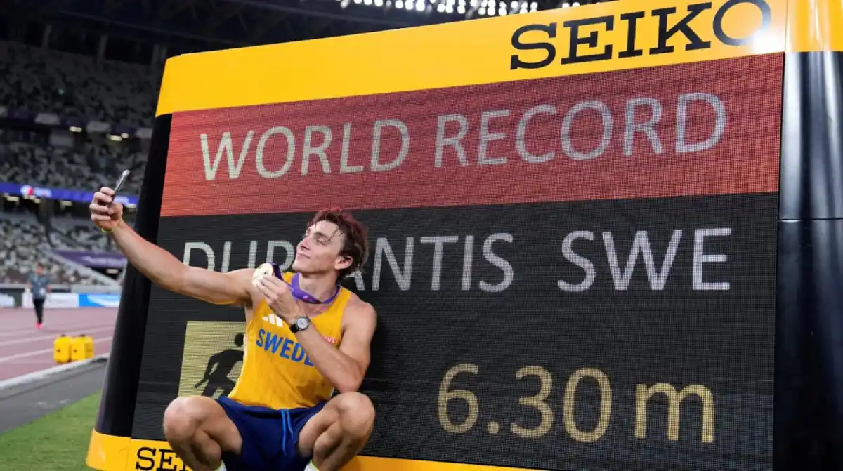 GRAN MARCA. El atleta sueco Armand Duplantis participa en la final de salto con pértiga masculino durante el Campeonato Mundial de Atletismo en Tokio.