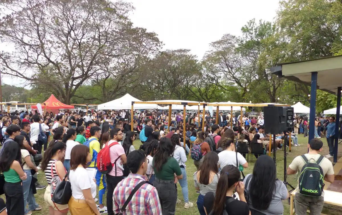 FERIA DE EMPRESAS. La Facultad de Ciencias Económicas de la UNT organiza la segunda edición del evento que conecta a estudiantes con compañías líderes.