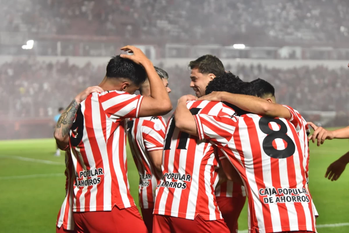 FIESTA. La Ciudadela explotó con el 4-0 a Atlanta, pero el plantel “santo” sabe que lo crucial es sostener la intensidad y llegar al Reducido con ventaja deportiva.