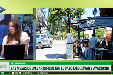 En Barrio Sur, vecinos denuncian que mesas de un bar dificultan el paso peatonal en Bolívar y Ayacucho
