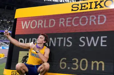 Duplantis hizo historia: superó su propio récord y se consagró tricampeón mundial de atletismo