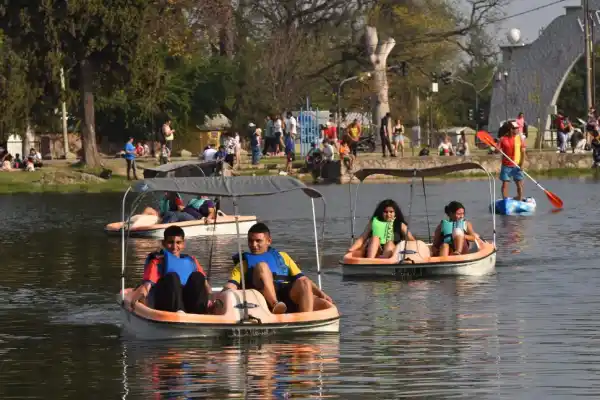 Lago San Miguel: nostalgia y nuevas experiencias en botes a pedal