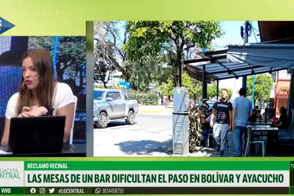 En Barrio Sur, vecinos denuncian que mesas de un bar dificultan el paso peatonal en Bolívar y Ayacucho