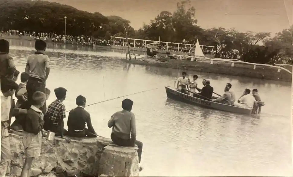 Recuerdos fotográficos: 1961. El lago San Miguel nace con botes y pesca infantil