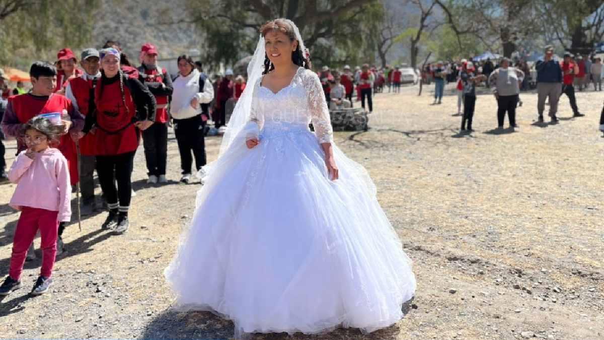 Milagro salteño: peregrinos de la Puna se casaron en plena caminata hacia Salta